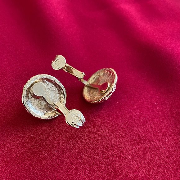 Vintage Clip-On Earrings - Picture 4 of 6